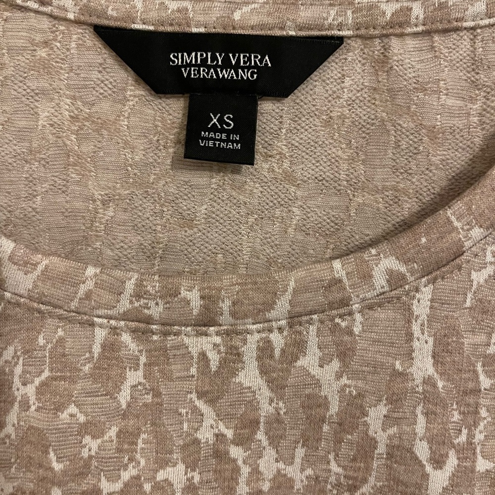 NWT SIMPLY VERA VERAWANG SHORT SLEEVE TEE  cream, tan camo/animal allover‎ print - Picture 2 of 7